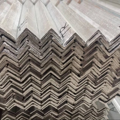 Structurele staal secties A36 Q235B Warmdipp gegalvaniseerd staal hoekbalk 50*50*5*6000mm